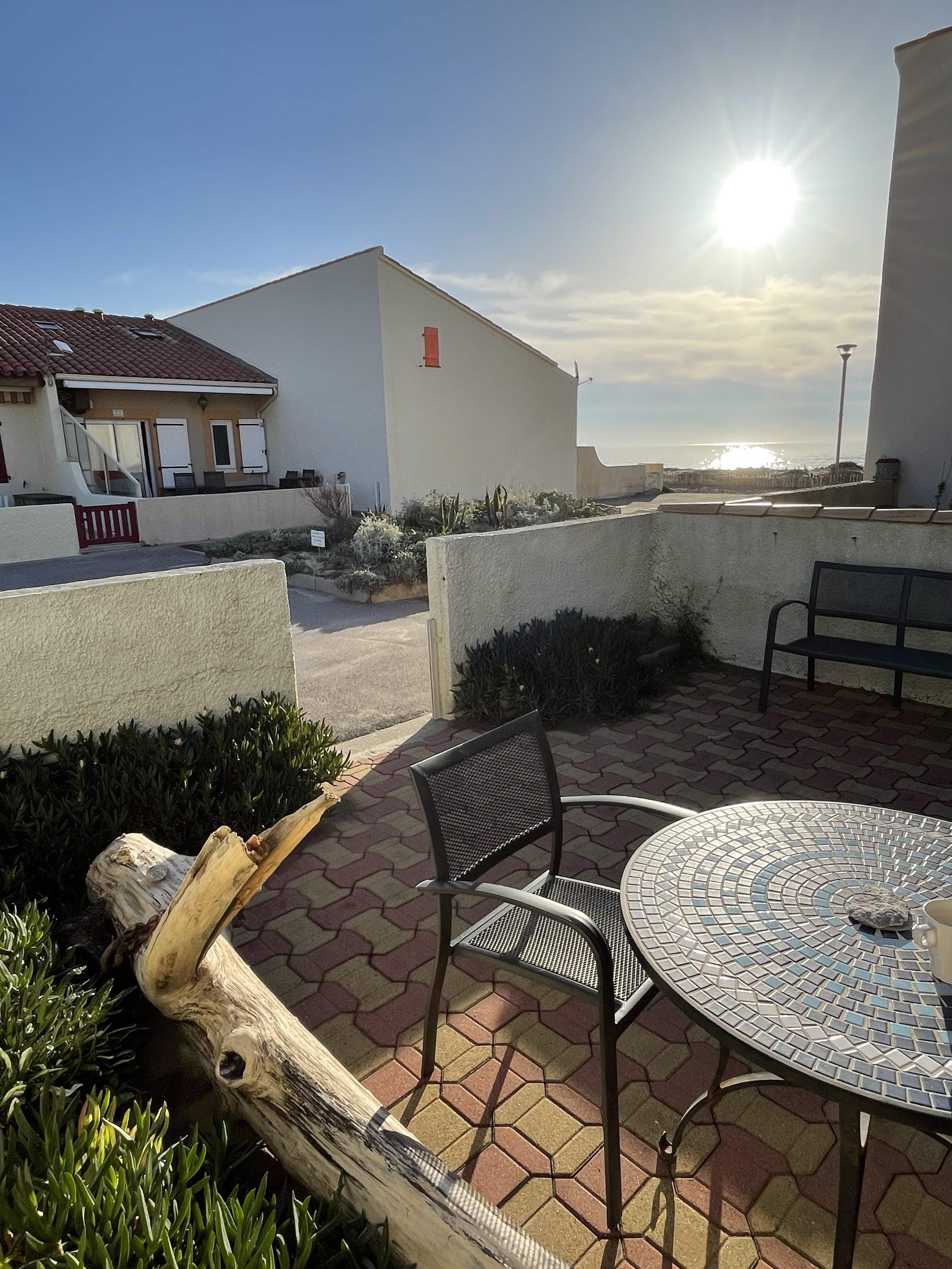 View on the sea at sunrise from the terrace / Sicht auf das Meer von der Terrase, bei Sonnenaufgang / Vue sur la mer depuis la terrasse, au lever du soleil